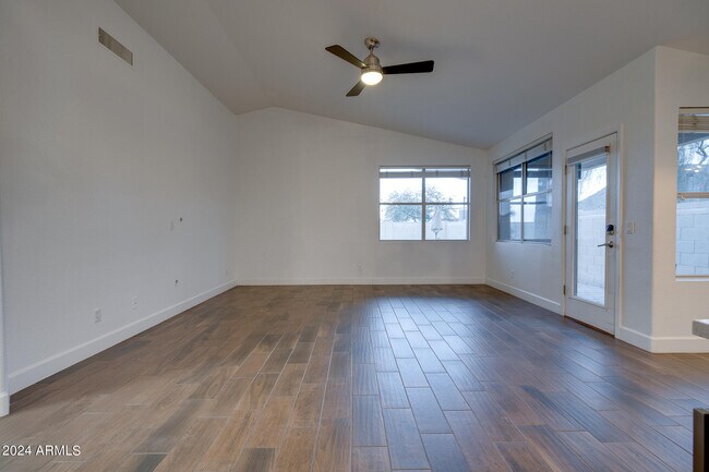 Building Photo - 2203 E Crest Ln