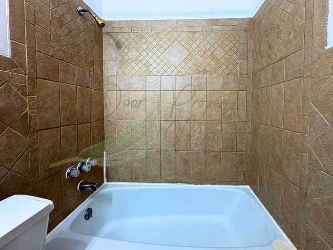 Building Photo - 522 E Short Ave