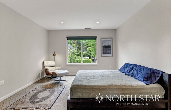 Building Photo - $1000 Off First Months Rent in Lake Oswego