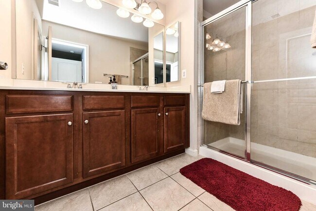 Building Photo - 2505 S Kenmore Ct