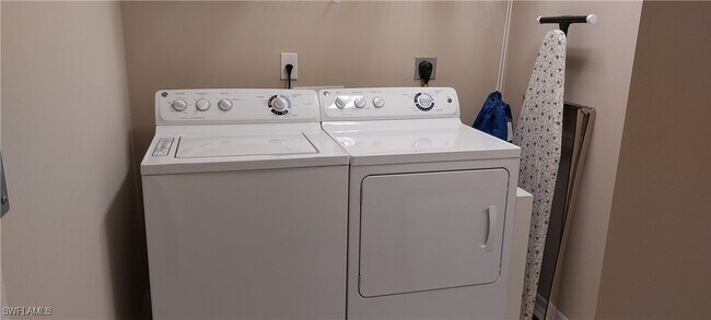 Building Photo - 8561 Violeta St