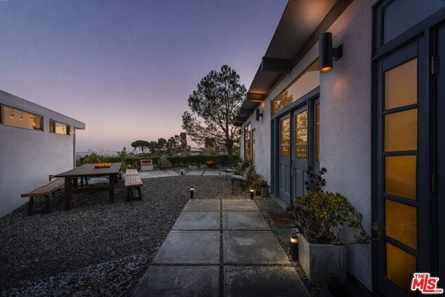 Building Photo - 7107 Pacific View Dr