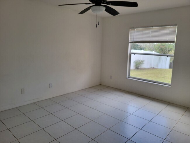 Building Photo - Spacious, Bright & Move-In Ready Home in C...
