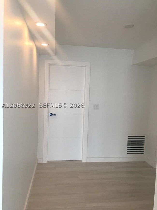 Building Photo - 881 Ocean Dr