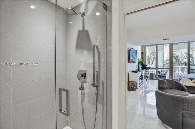 Building Photo - 851 NE 1st Ave