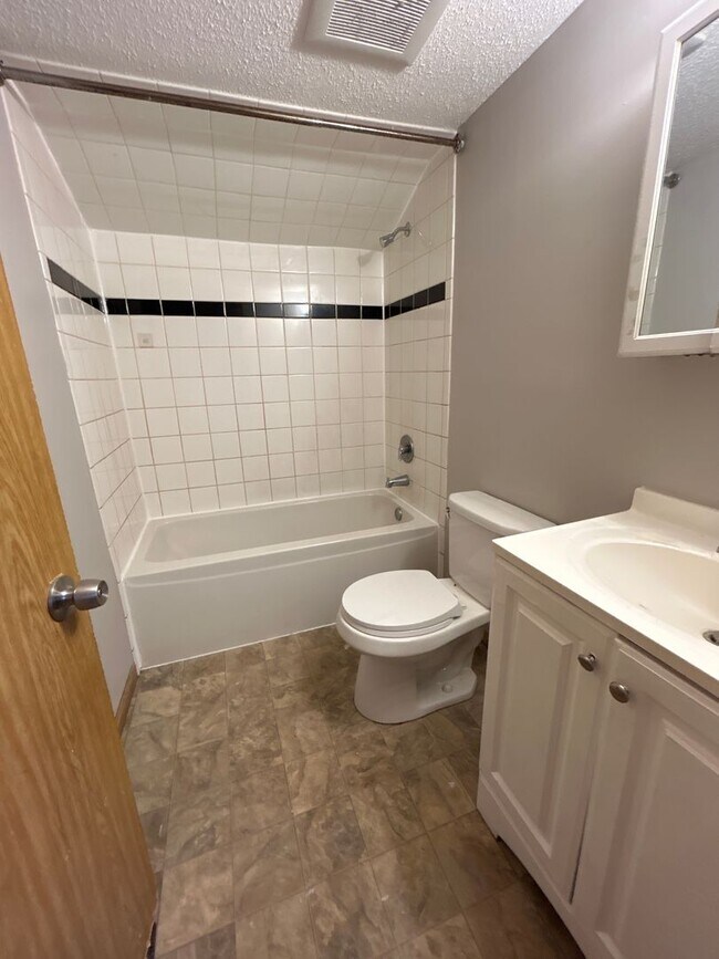 Building Photo - Spacious 3 bedroom 1 Bathroom House Available May 1st!