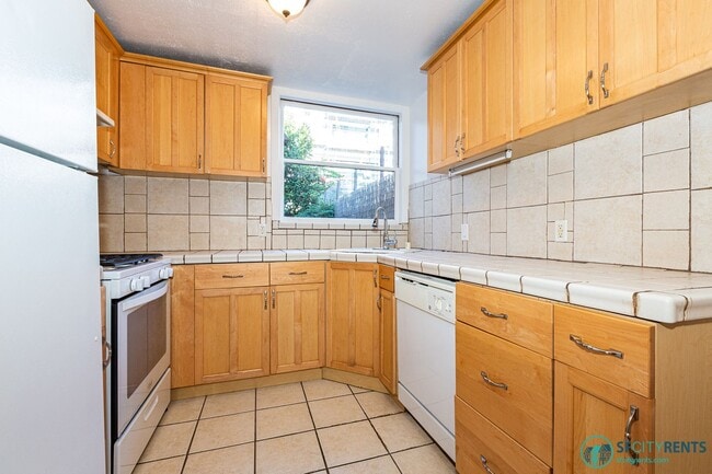 Building Photo - Marina: 1 Bedroom Garden Apartment w/ Private Patio