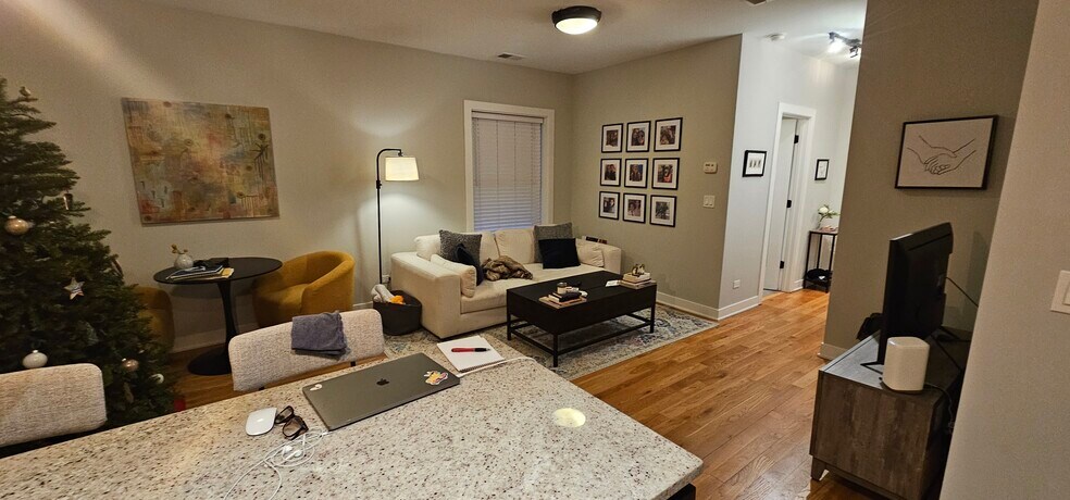 Building Photo - 2211 W Eastwood Ave