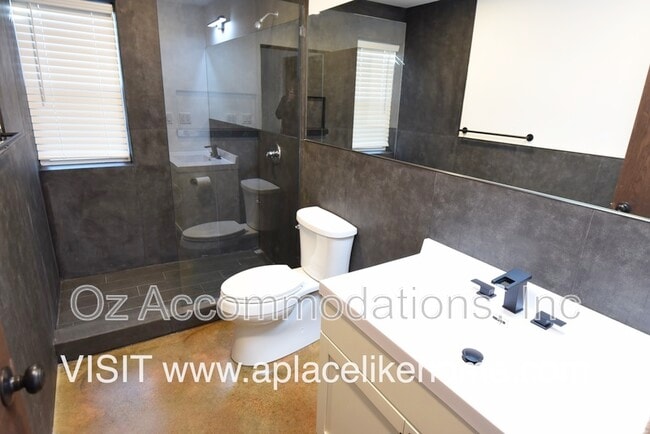 Building Photo - 4011 S Minnie St