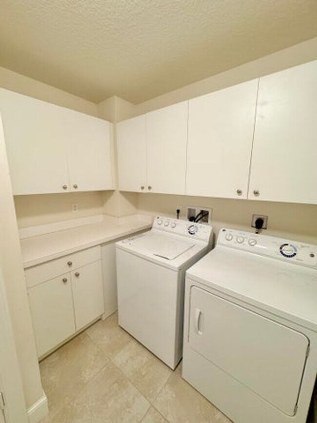 Building Photo - 341 Bay Colony Dr N