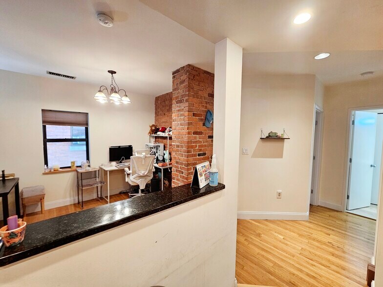 Building Photo - 84 Gainsborough St