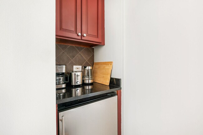 Building Photo - 240 W 73rd St