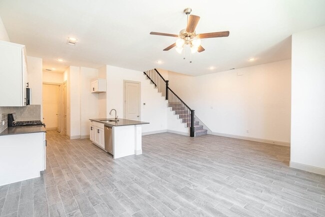 Building Photo - 6151 Blythe Dr