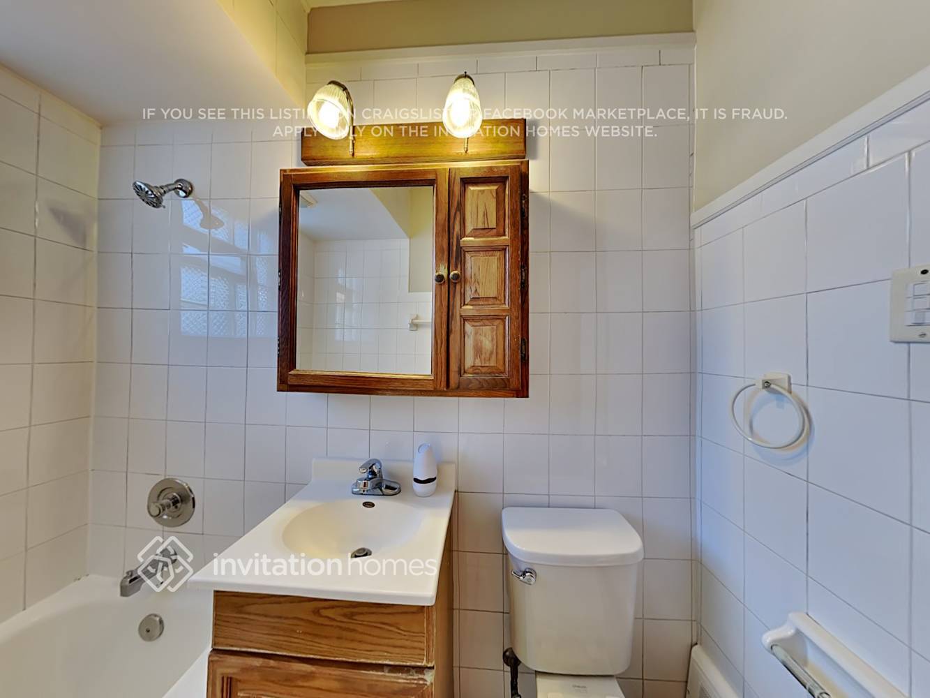 Building Photo - 9131 S Sacramento Ave