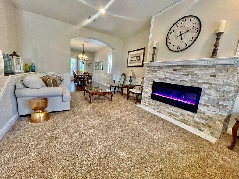 Building Photo - 331 W Sherwood Dr