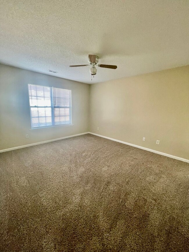 Building Photo - Must see this Adorable 3 bedroom 2 bath 2 garage home . Located in the Reedy Creek Plantation