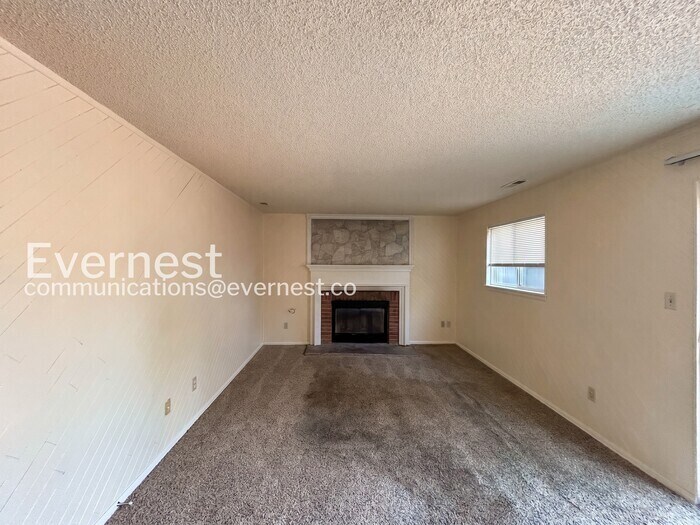 Building Photo - 2702 Dickens Dr
