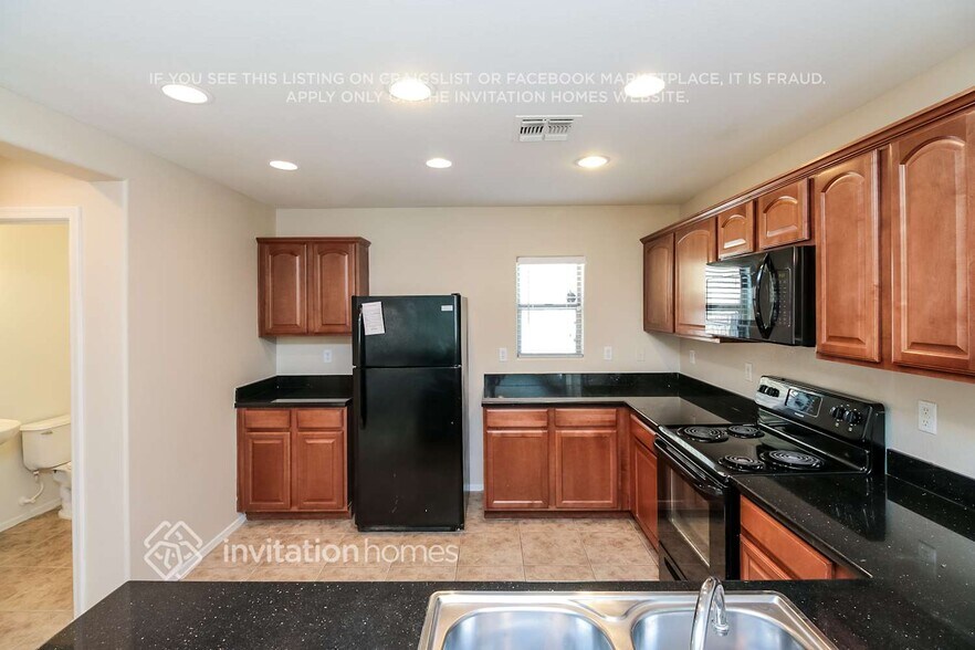 Building Photo - 7811 S 63rd Dr