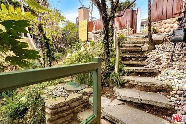 Building Photo - 3916 Rambla Orienta