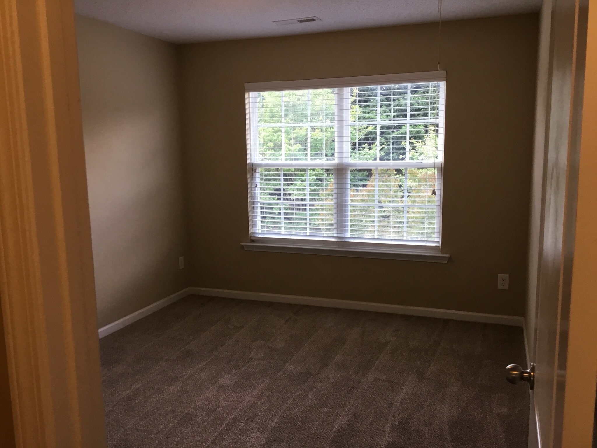 Building Photo - 6004 Glen Way Dr