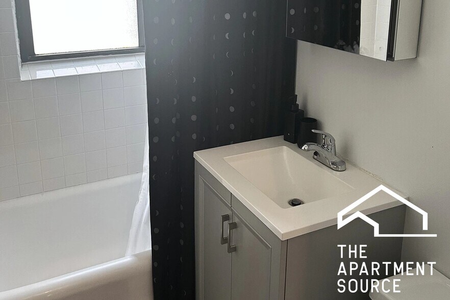 Building Photo - 1913 W Larchmont Ave