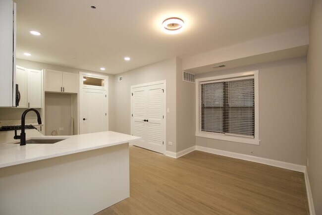 Building Photo - 656 W Gordon Terrace