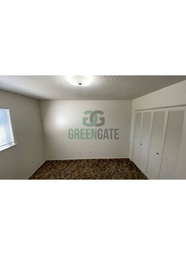 Building Photo - 925 Charleston Ave