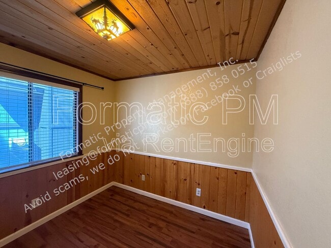 Building Photo - 672 Highland Ln