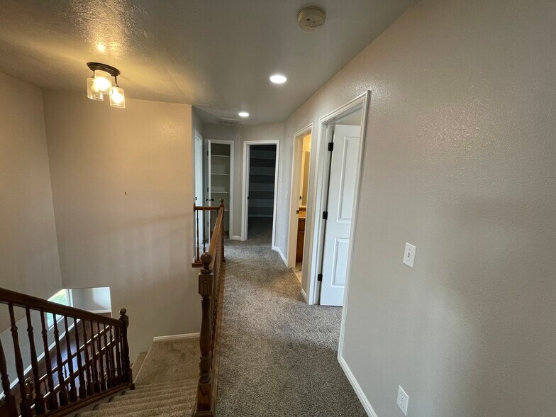 Building Photo - 435 W Regatta Ln