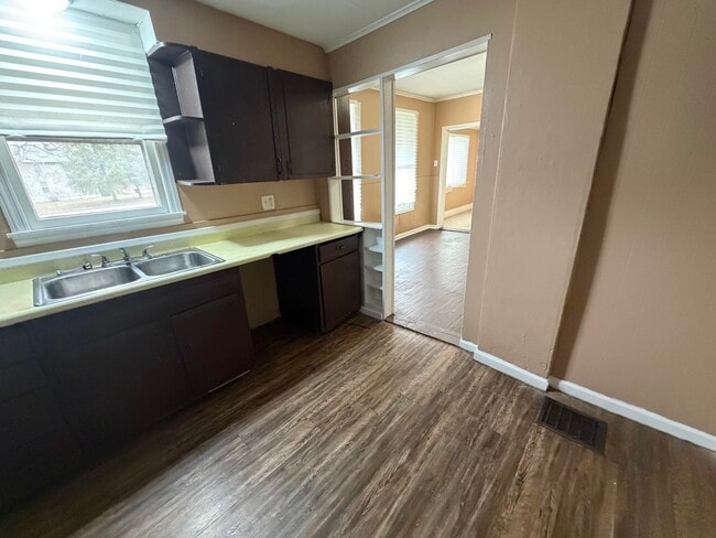 Building Photo - 607 Hazel-