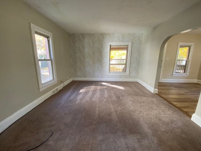 Building Photo - Spacious 3-Bed, 1.5-Bath—Covered Porch & E...