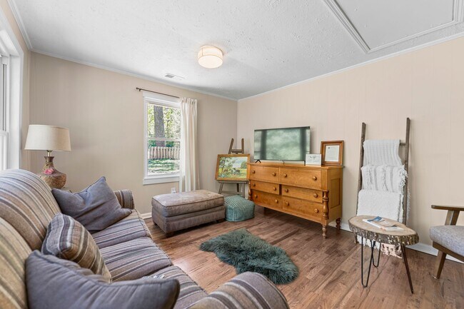 Building Photo - 3 Bedroom Furnished in Oldham County