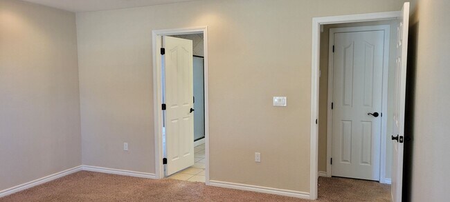 Building Photo - SPECTACULAR NEWER HOME, FIREPLACE, FORMAL ...