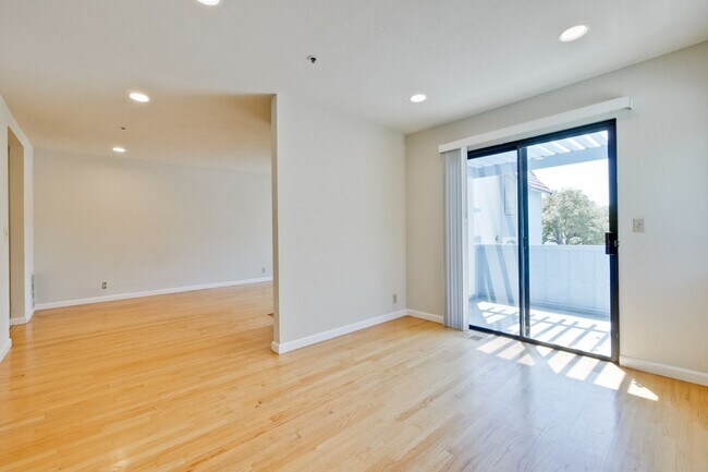 Building Photo - Condo Near Cupertino High | Updated Kitche...