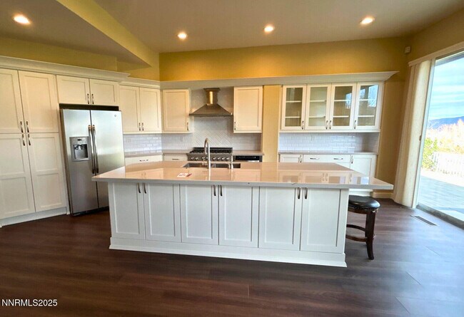 Building Photo - 6190 Carriage House Way