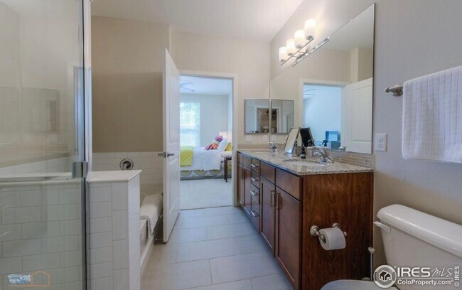 Main Bathroom - 13598 Via Varra