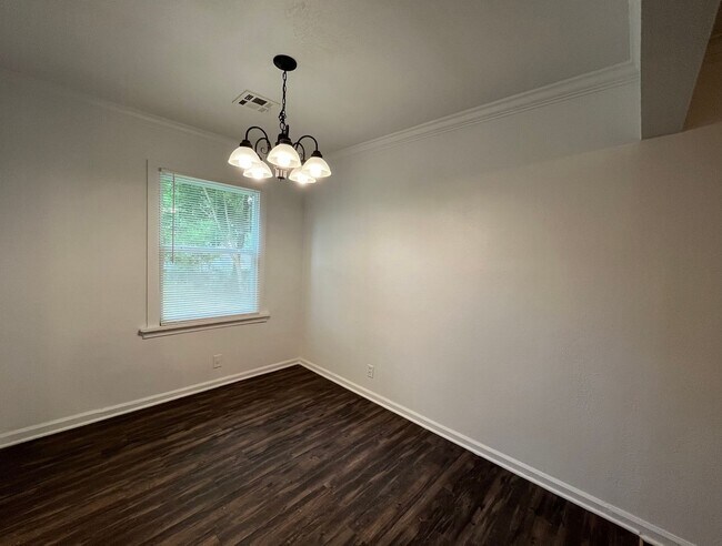 Building Photo - Adorable 2 bedroom 1 bathroom home with a garage!