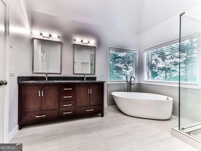 Building Photo - 2045 Town Lake Hills W