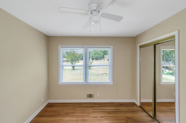 Building Photo - Beautiful 3 Bed 2 Bath Ranch home with a H...