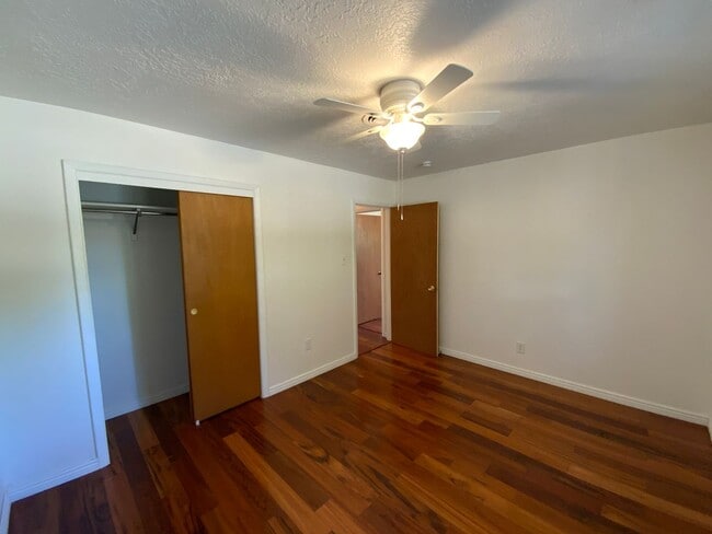 Building Photo - 3 Bedroom Single Story Home Available Near...