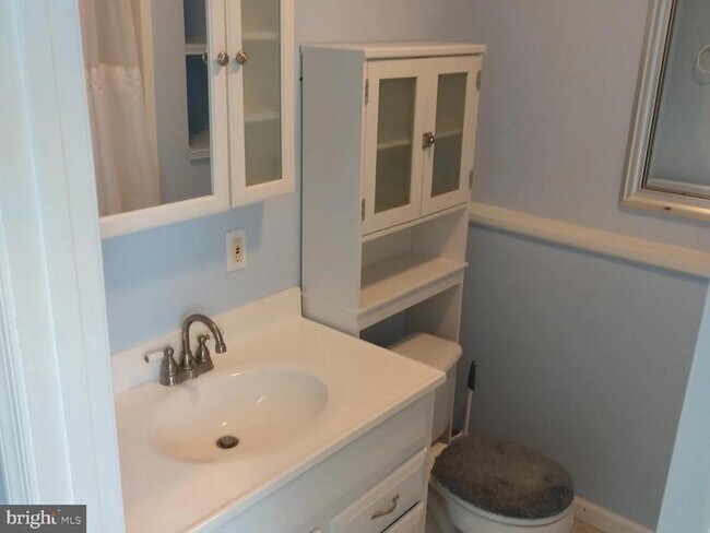 Building Photo - 356 Oak Lee Dr