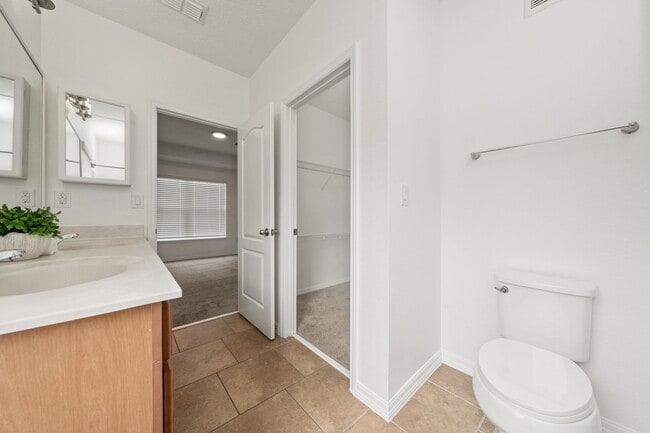 Building Photo - Elegant 2 bedrooms/2 bath condo located in St. Cloud with 1-Car garage