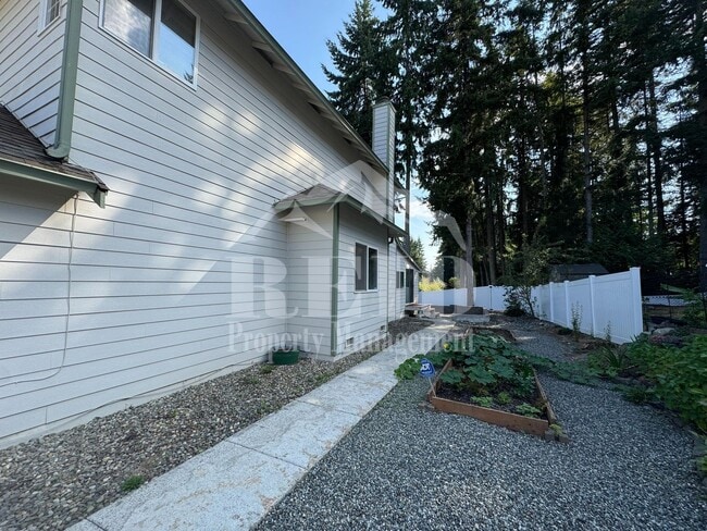Building Photo - 979 NW Calypso Cir