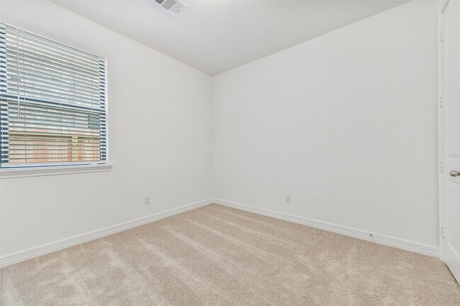 Building Photo - 4116 Silver Fls