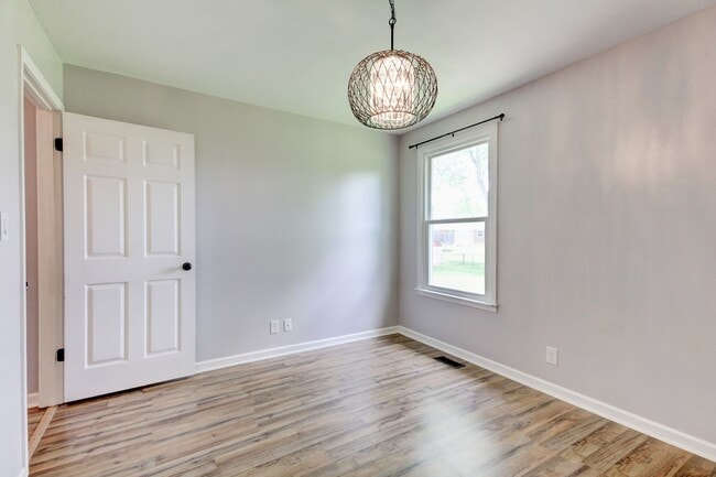 Building Photo - Charming Ranch Style Home with Hardwood Flooring Within Minutes to Fort Campell
