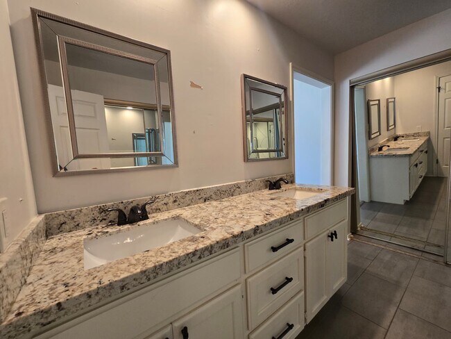 Building Photo - 610 Woodlake Cir