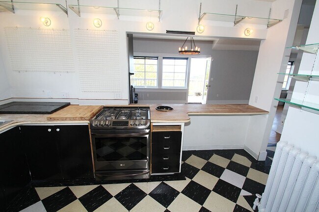 Building Photo - CHARMING 3 BEDROOM TUDOR REVIVAL APARTMENT W/ PUGET SOUND VIEWS