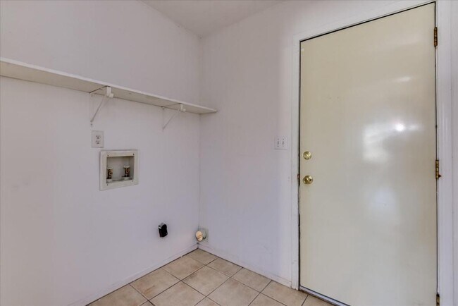 Building Photo - 3823 Fairington Dr