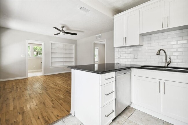 Building Photo - 308 N Gomez Ave