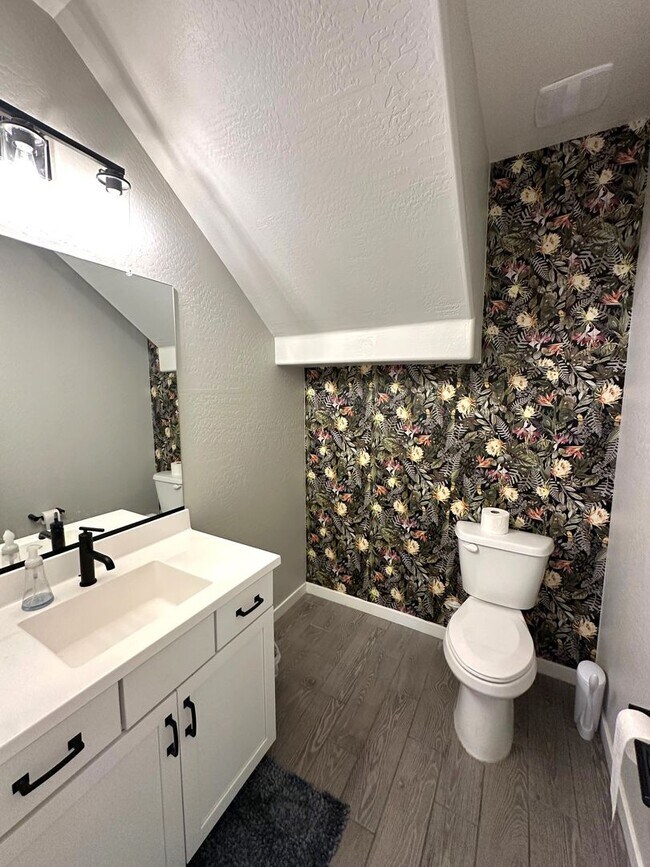 Building Photo - 4 bed 2.5 bath townhouse in The Crossings